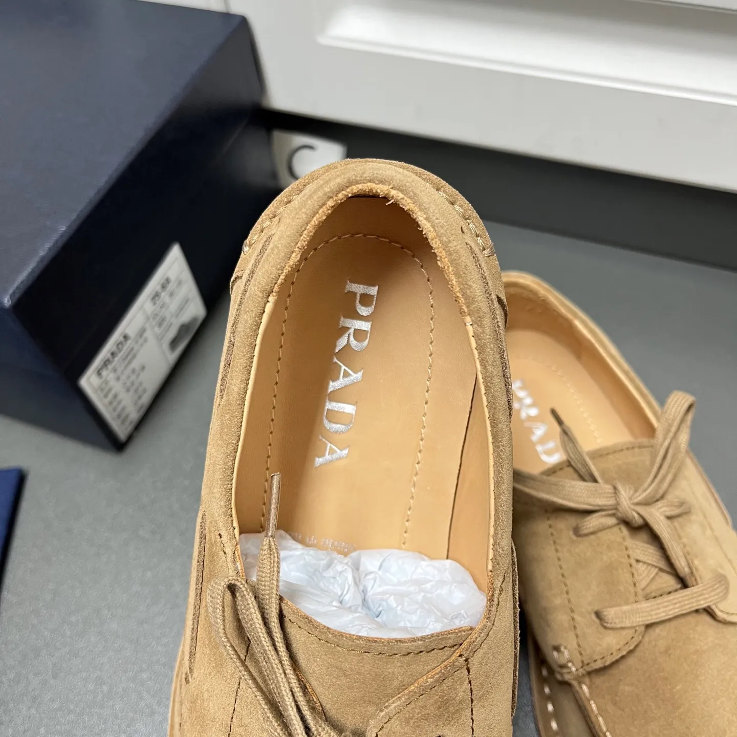 💰840 Prada men's new lace-up leather loafers. Made of flocked two-layer cow leather, these shoes combine classic design with handmade details, blending sophistication with casual comfort. Designed in a lace-up style, with open-stitched seams on the skirt, 1.5cm white rubber soles with leather welts, dyed calfskin lining, and silver-labeled cowhide feet, the style is simple and elegant. C leather shoe size: 39/40/41/42/43/44 brown, original box packaging + dust bag